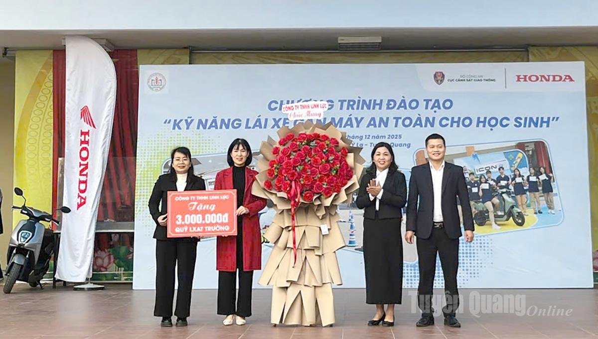  Công ty TNHH Linh Lực tặng 3 triệu đồng vào Quỹ Lái xe An toàn của Trường THPT Ỷ La