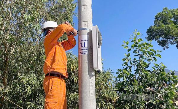 Công nhân điện lực kéo điện tại thôn Pắc Cạm, xã Khâu Vai.