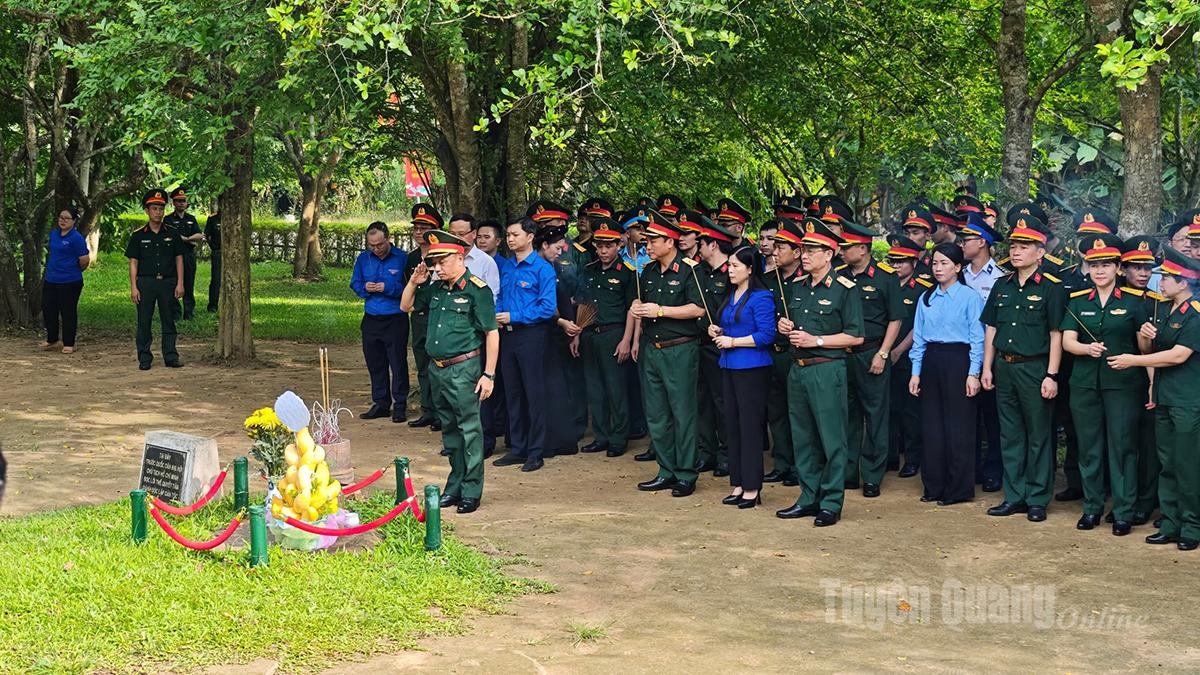 Cán bộ, chiến sỹ các đơn vị quân đội về nguồn tại Khu di tích Quốc gia đặc biệt Tân Trào.