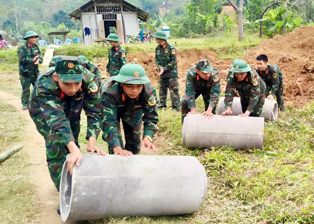 Officers and soldiers of Regiment 148, Division 316 assist residents of Tan My Commune in reinforcing intra-field irrigation canals.