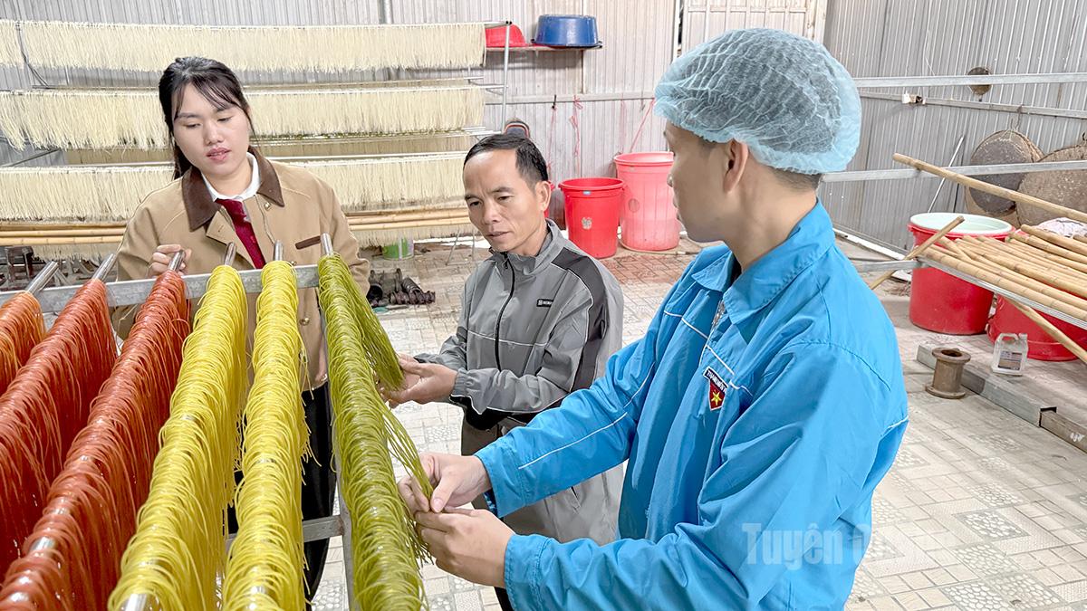 Người uy tín xã Hồng Thái vận động nhân dân thay đổi các nghĩ, cách làm phát triển kinh tế.