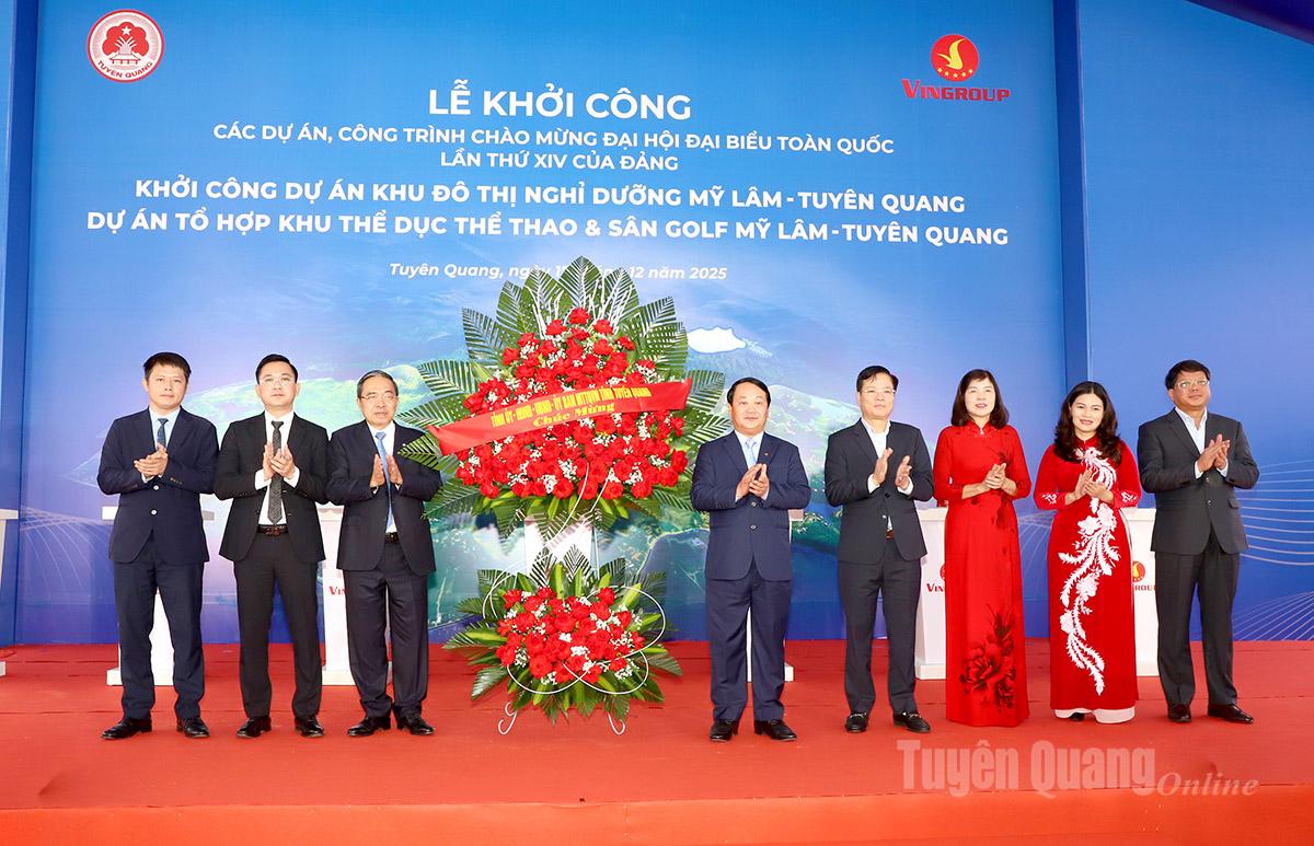 Bí thư Tỉnh ủy Hầu A Lềnh tặng Lẵng hoa của Tỉnh ủy, HĐND, UBND, Ủy ban MTTQ tỉnh cho Công ty cổ phần Vinhomes.