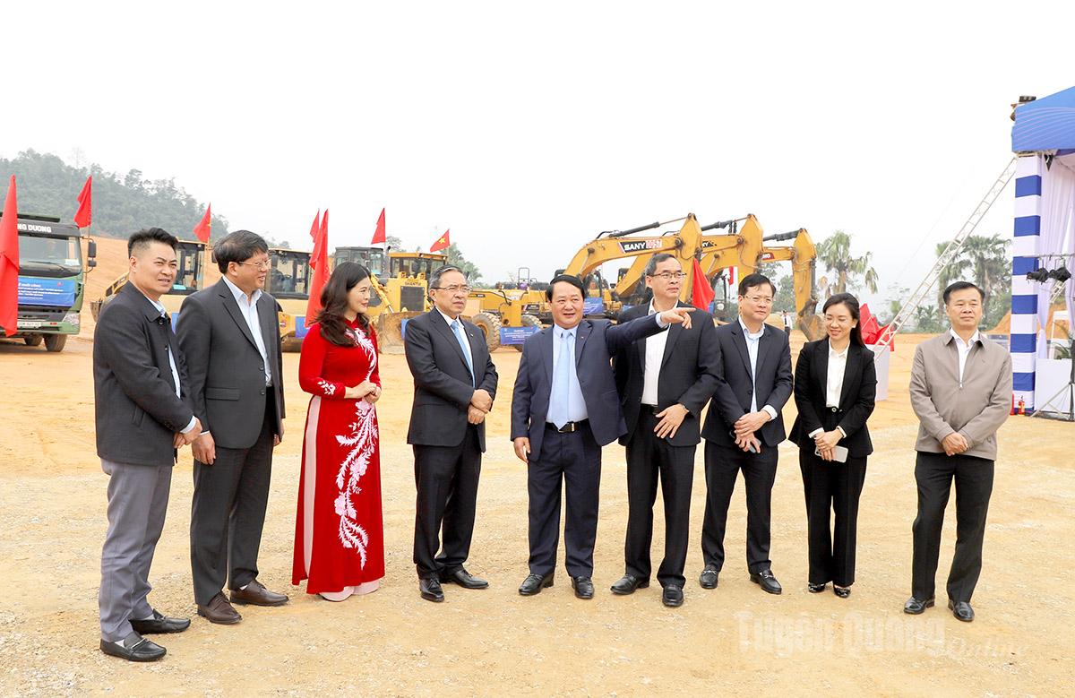 Bí thư Tỉnh ủy Hầu A Lềnh kiểm tra mặt bằng thực hiện dự án Khu đô thị nghỉ dưỡng và Tổ hợp Khu Thể dục Thể thao - Sân golf Mỹ Lâm.