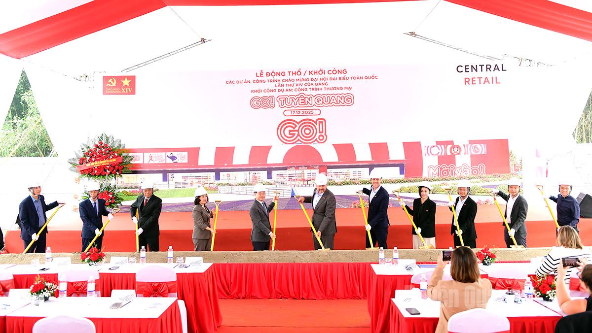  Đại biểu thực hiện nghị thức khởi công công trình.