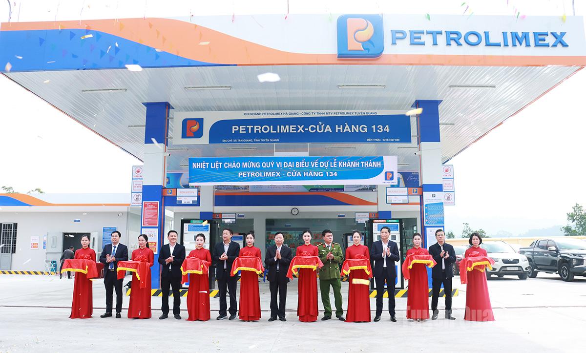 Các đại biểu cắt băng khánh thành Cửa hàng Xăng dầu số 134.