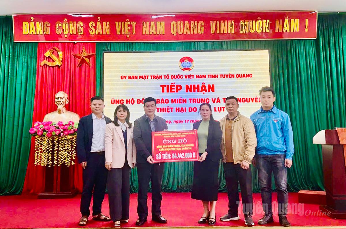 Đại diện xã Tân Thanh trao hỗ trợ đồng bào các tỉnh miền Trung và Tây Nguyên bị ảnh hưởng nặng nề bởi các cơn bão.
