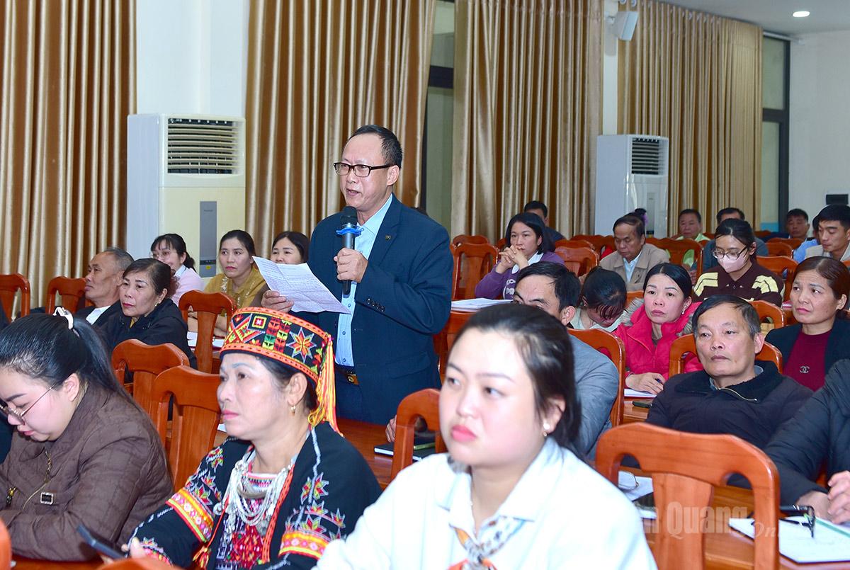  Cử tri xã Hàm Yên nêu kiến nghị với Đoàn ĐBQH tỉnh.