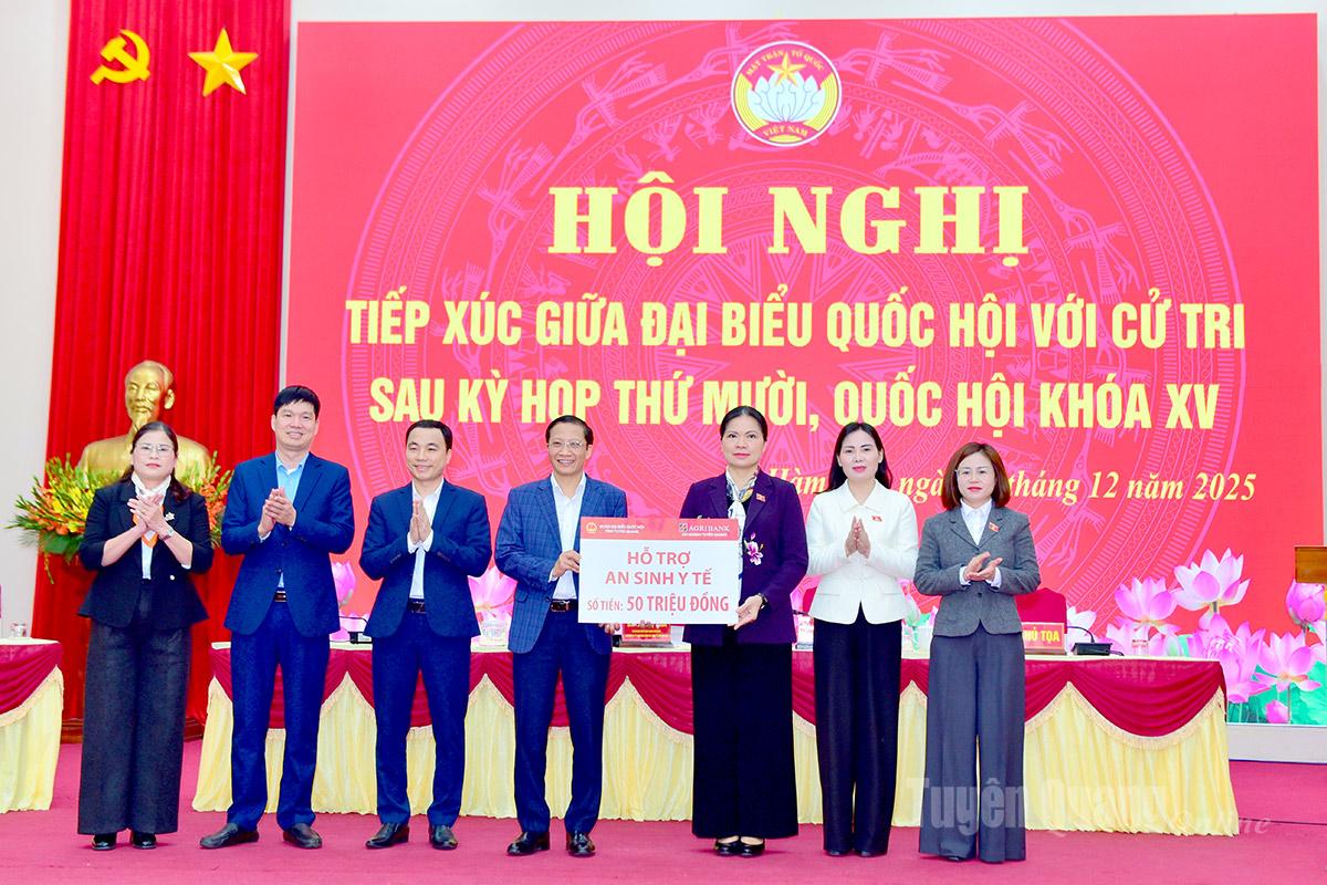 Đoàn ĐBQH tỉnh, Ngân hàng Nông nghiệp và Phát triển nông thôn Chi nhánh Tuyên Quang trao hỗ trợ 50 triệu đồng thực hiện an sinh y tế trên địa bàn xã Hàm Yên.