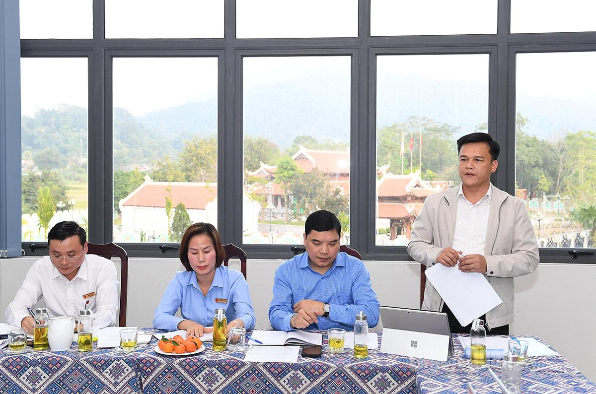 Lãnh đạo Sở Văn hóa, Thể thao và Du lịch thảo luận về các giải pháp bảo tồn và phát huy giá trị di sản văn hóa trên địa bàn tỉnh.