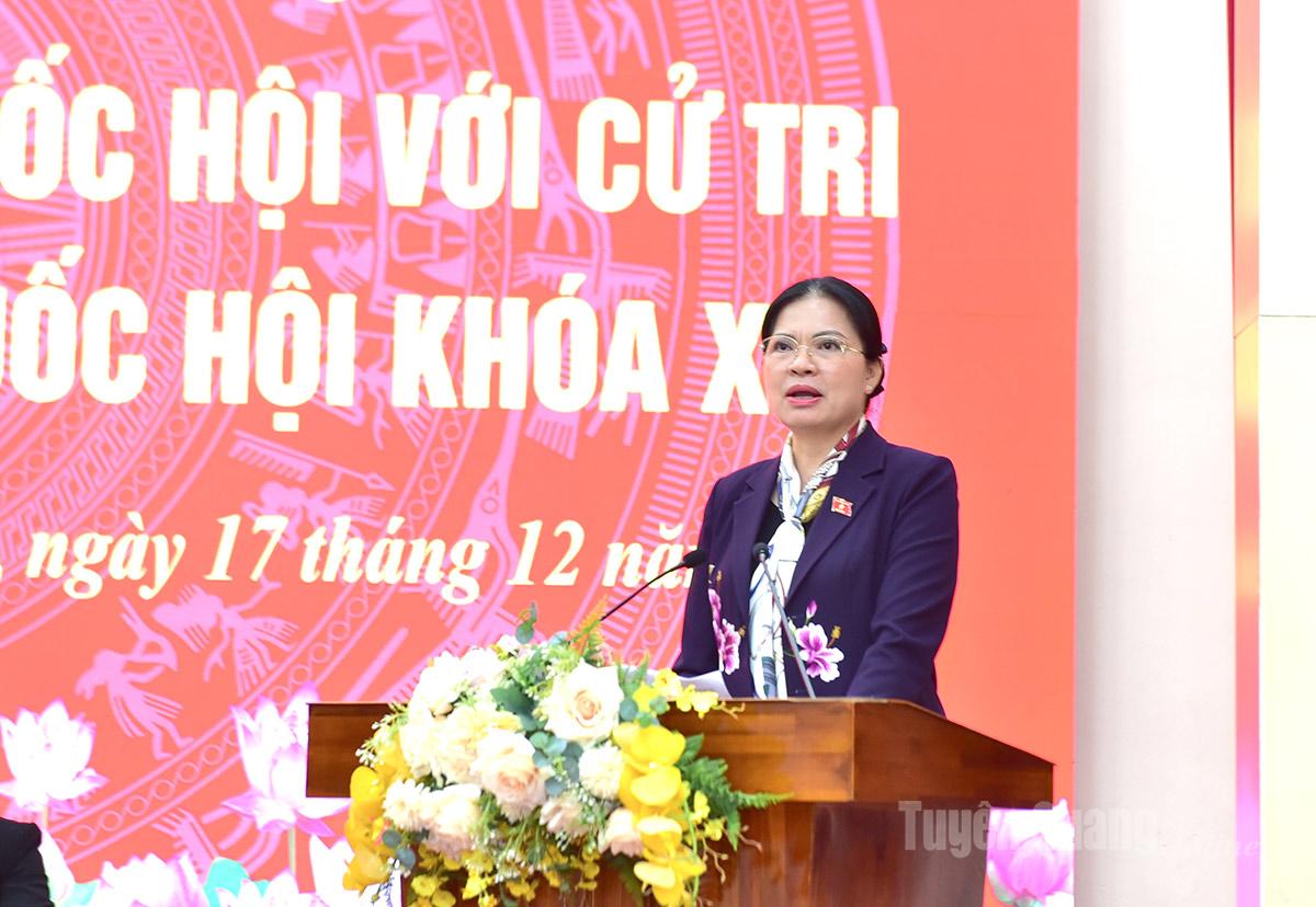 Đồng chí Phó Chủ tịch Ủy ban Trung ương MTTQ Việt Nam Hà Thị Nga phát biểu tại buổi tiếp xúc cử tri xã Hàm Yên.