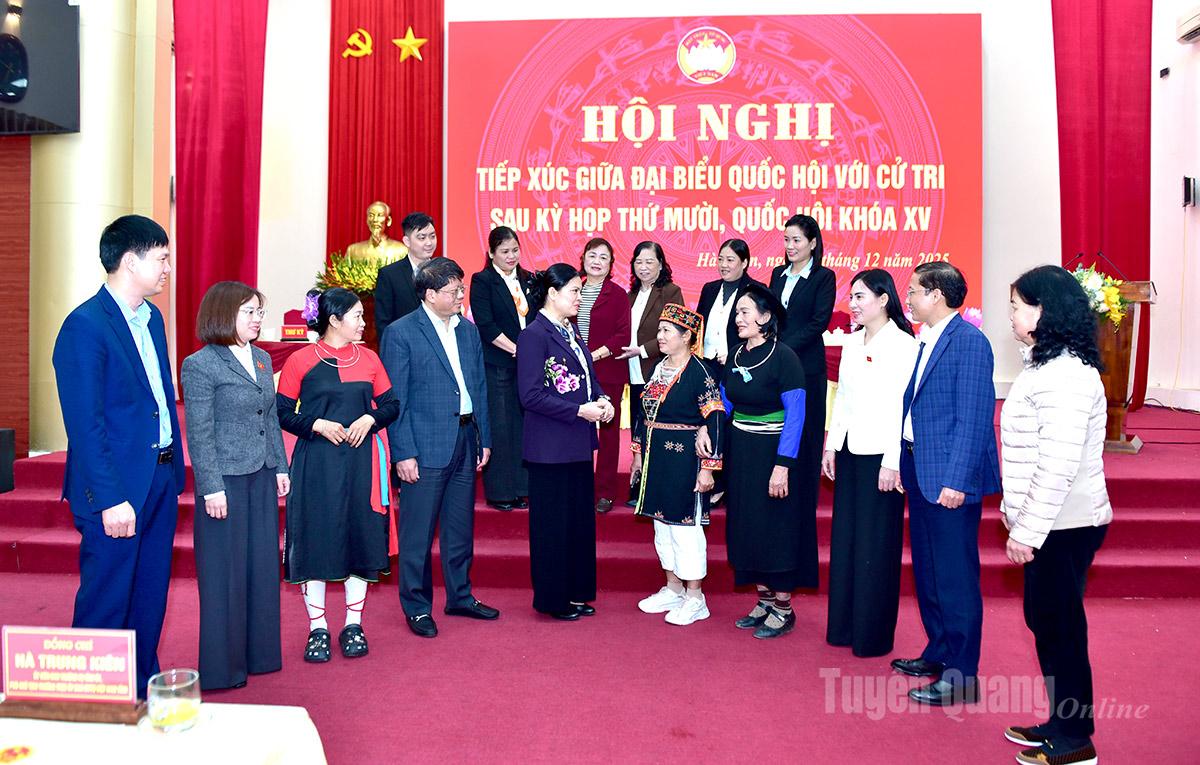 Các ĐBQH tỉnh, các đại biểu trò chuyện với cử tri xã Hàm Yên.