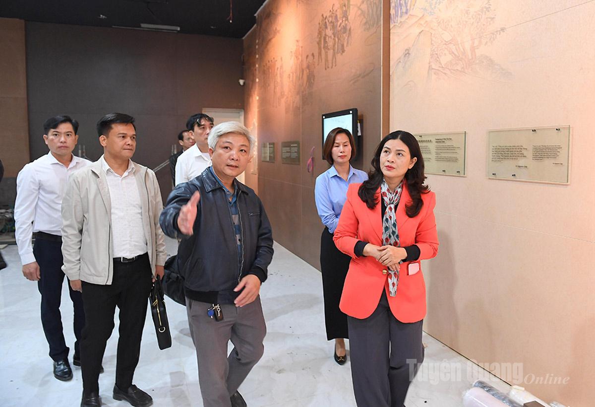 Đồng chí Phó Chủ tịch UBND tỉnh Vương Ngọc Hà kiểm tra tiến độ hoàn thiện các hạng mục tại Bảo tàng ATK Tân Trào.