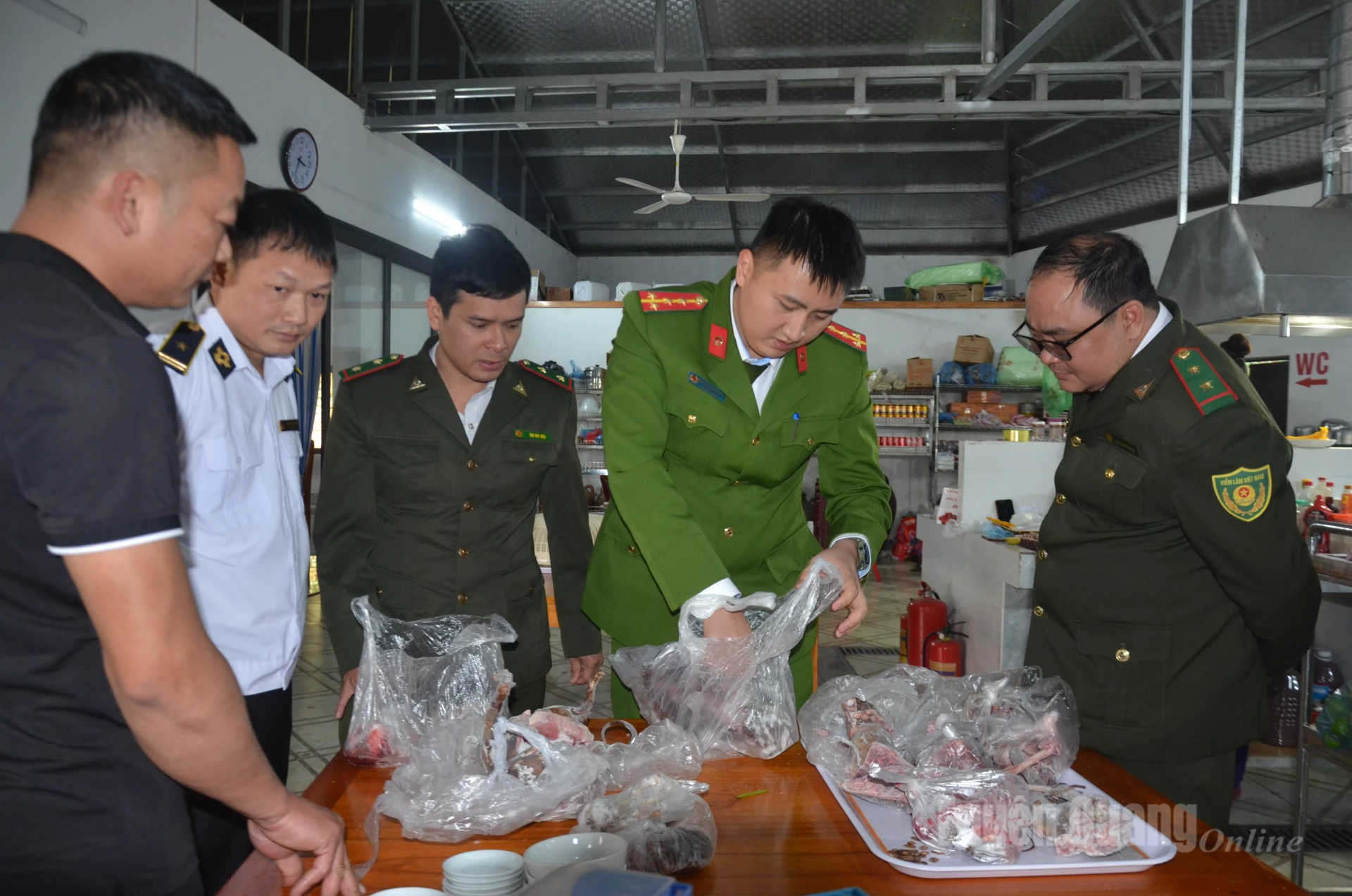 Tổ công tác kiểm tra thực phẩm đông lạnh của ông Hoàng Trung Lập, tổ dân phố 17 phường Bình Thuận, chủ cửa hàng Lập Mộc Quán