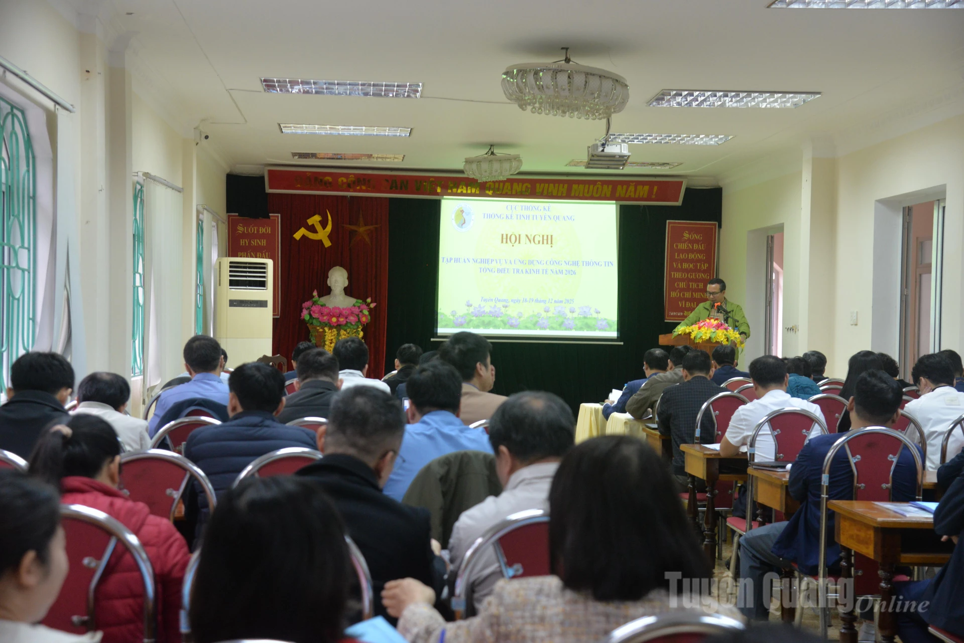 Lãnh đạo Cục Thống kê tỉnh phát biểu tại hội nghị tập huấn.