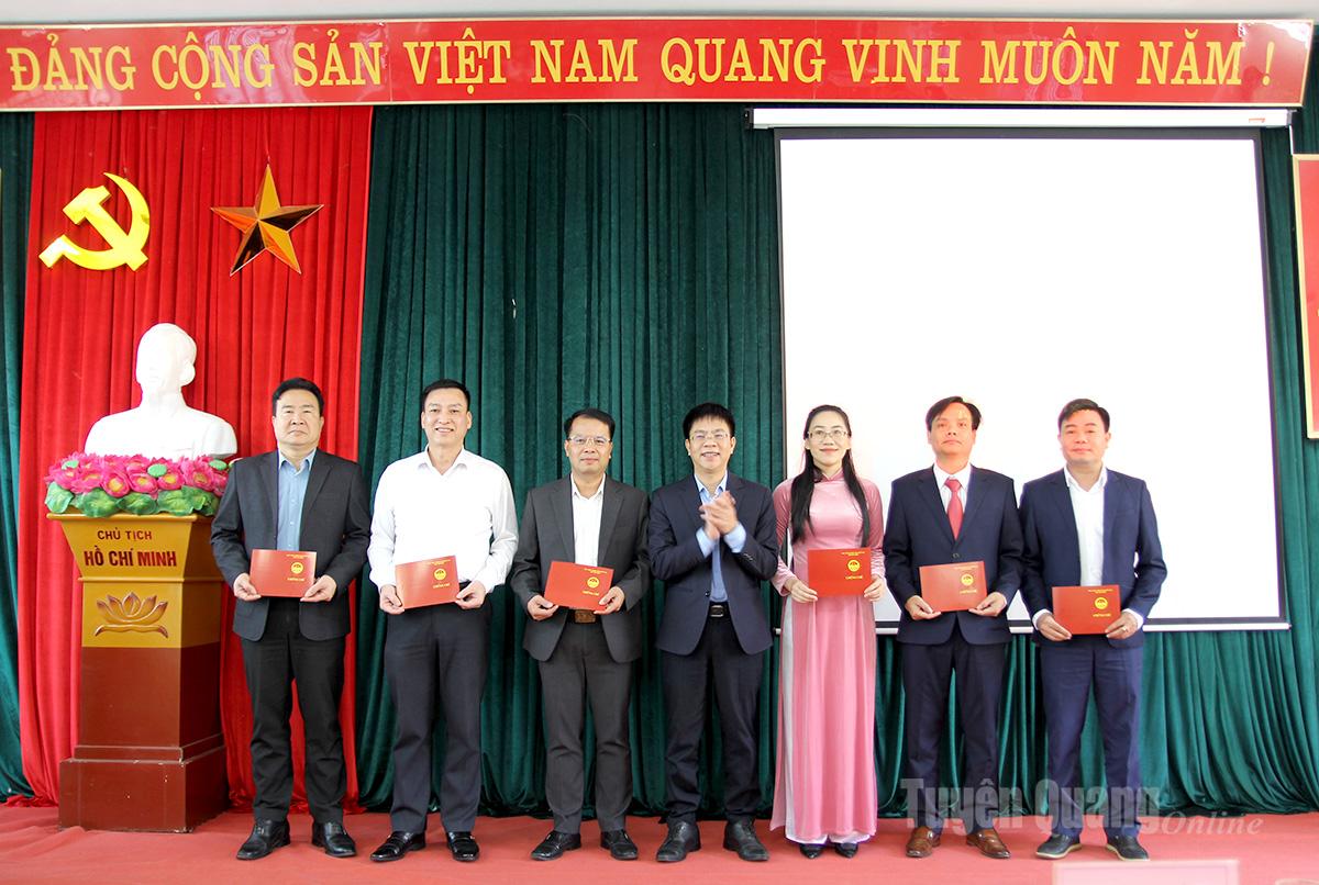 Lãnh đạo Ban Tổ chức Tỉnh ủy trao chứng nhận cho học viên hoàn thành lớp bồi dưỡng.