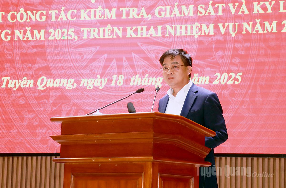  Đồng chí Nguyễn Hưng Vượng, Chủ nhiệm UBKT Tỉnh ủy phát biểu tại hội nghị.