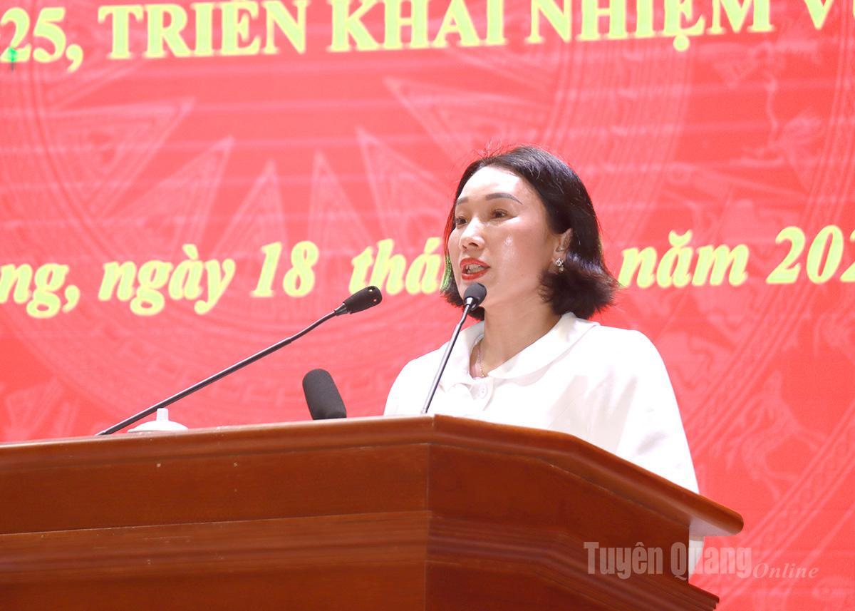 Đại diện UBKT Đảng ủy xã Pà Vầy Sủ phát biểu tham luận tại hội nghị.