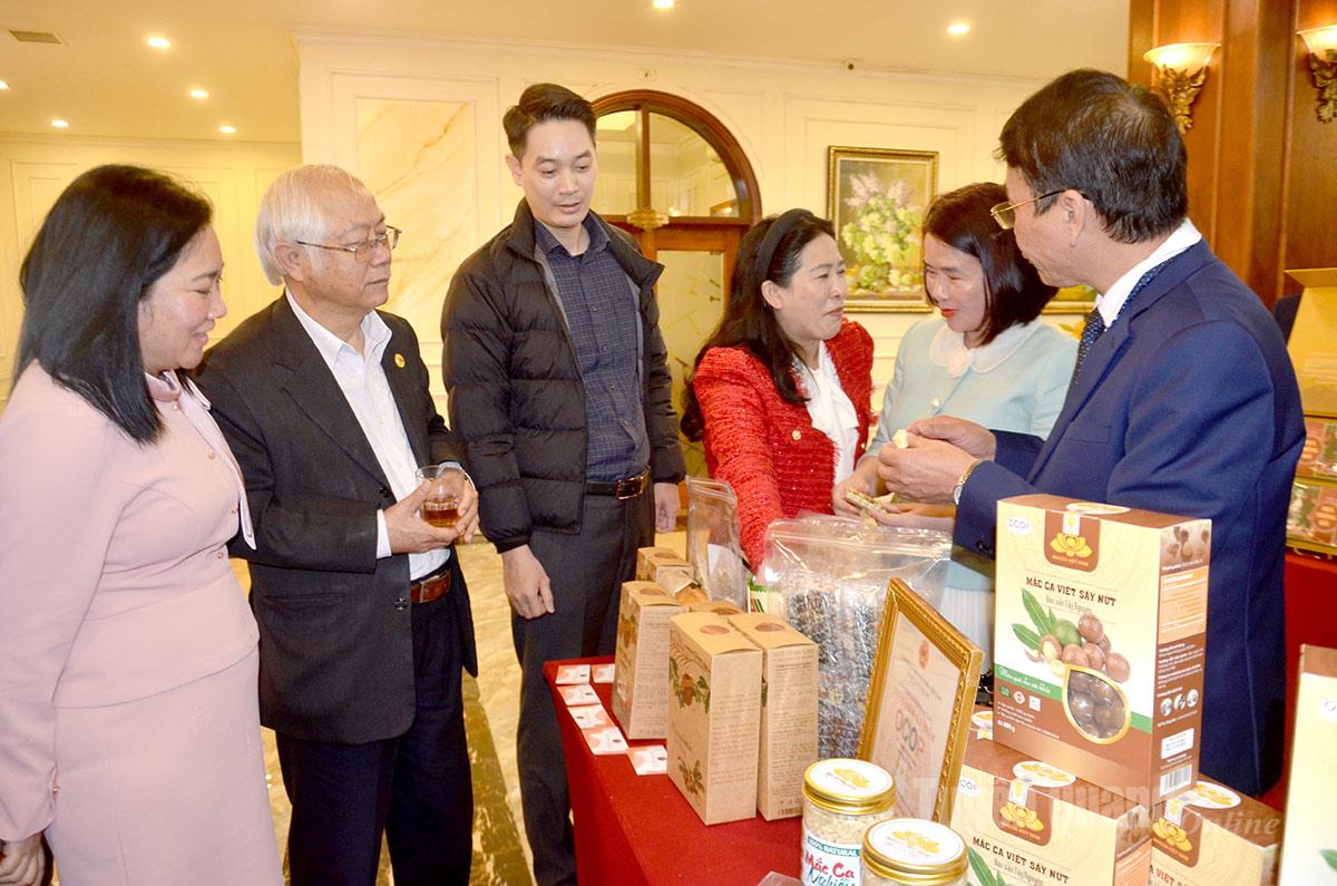 Sản phẩm đặc sản của Lâm Đồng giới thiệu tại hội nghị.