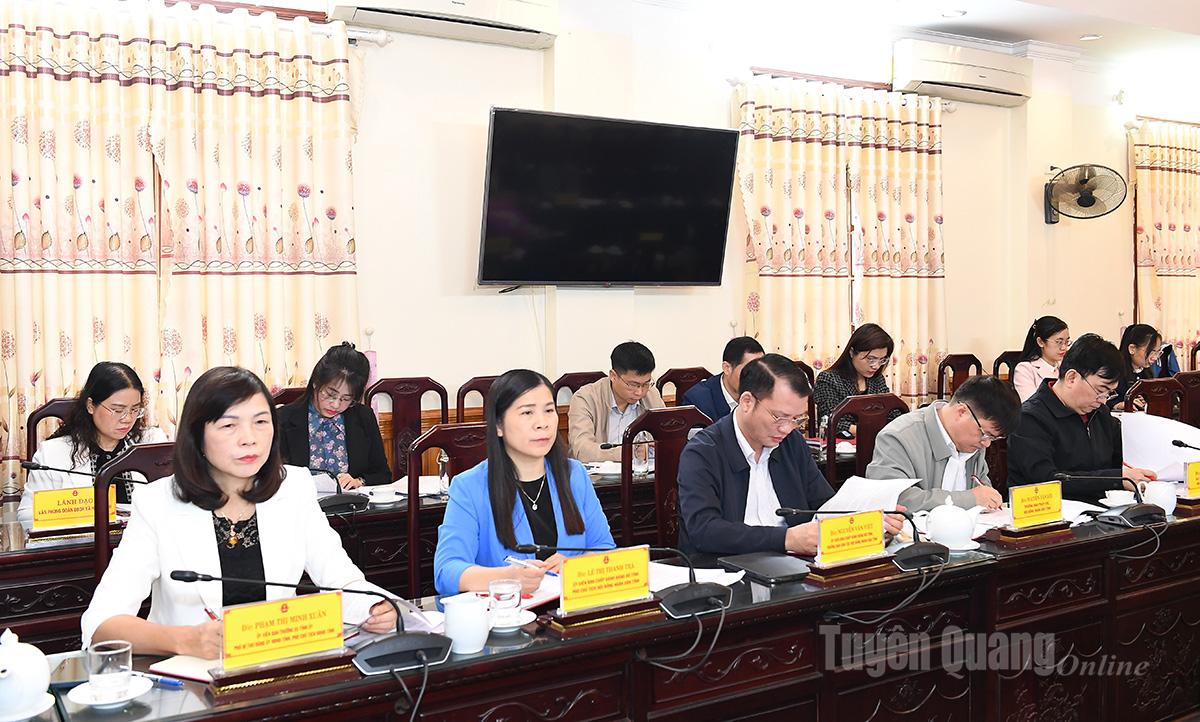 Các đồng chí Phó Chủ tịch HĐND tỉnh và lãnh đạo các ban HĐND tỉnh dự họp