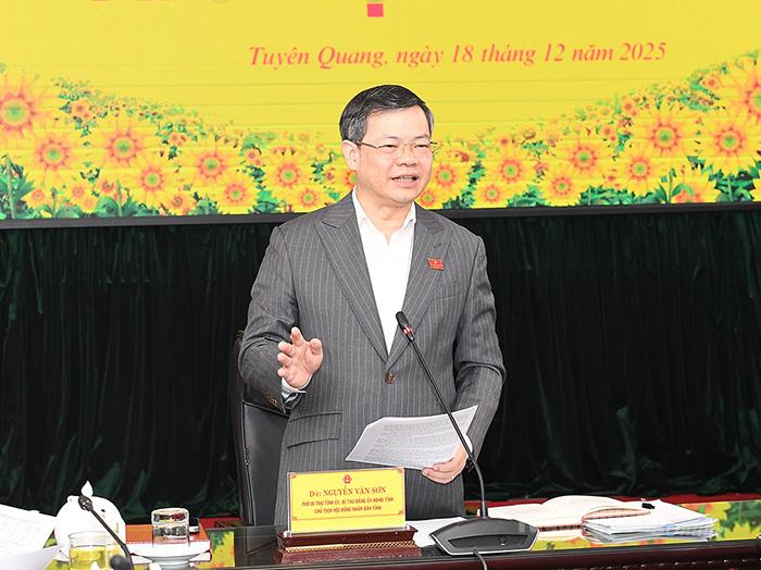 Đồng chí Chủ tịch HĐND tỉnh Nguyễn Văn Sơn phát biểu kết luận phiên họp