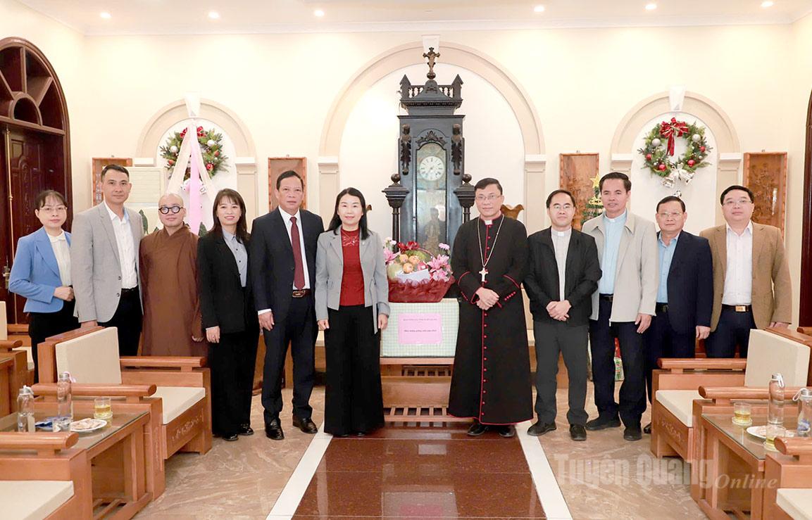 Đoàn công tác của tỉnh Tuyên Quang chúc mừng Tòa Giám mục Giáo phận Hưng Hóa tại thành phố Hà Nội.