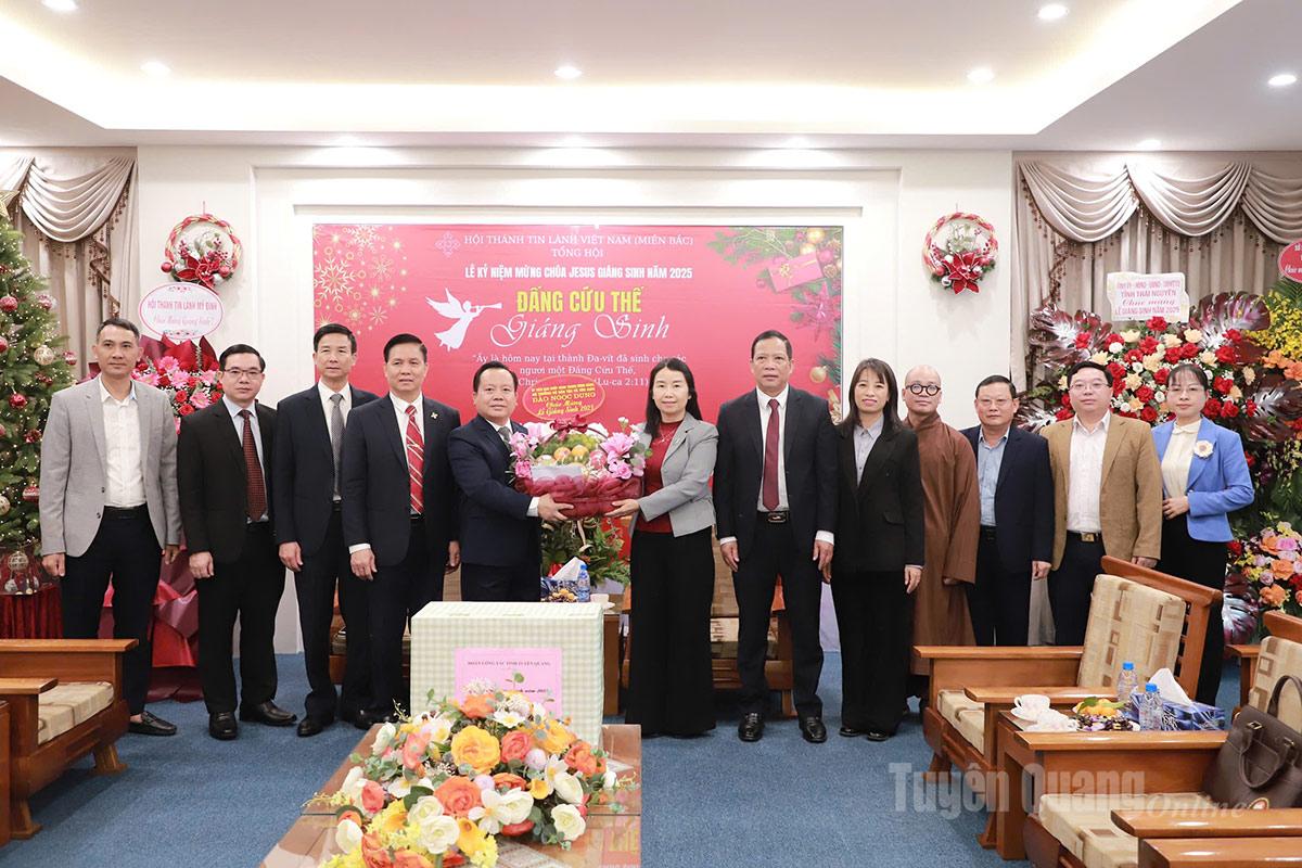 Đoàn công tác của tỉnh Tuyên Quang chúc mừng Hội thánh Tin lành Việt Nam miền Bắc tại thành phố Hà Nội.