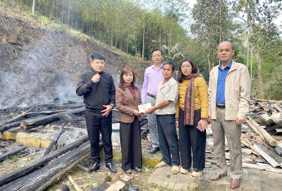 Lãnh đạo xã Bằng Lang thăm hỏi, động viên gia đình ông Hoàng Văn Luyến.