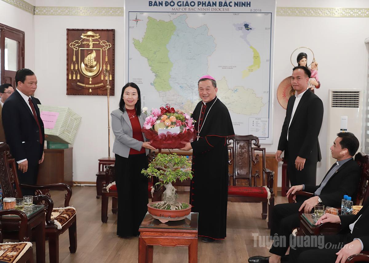 Đoàn công tác tỉnh Tuyên Quang chúc mừng Tòa Giám mục Giáo phận Bắc Ninh, tỉnh Bắc Ninh.