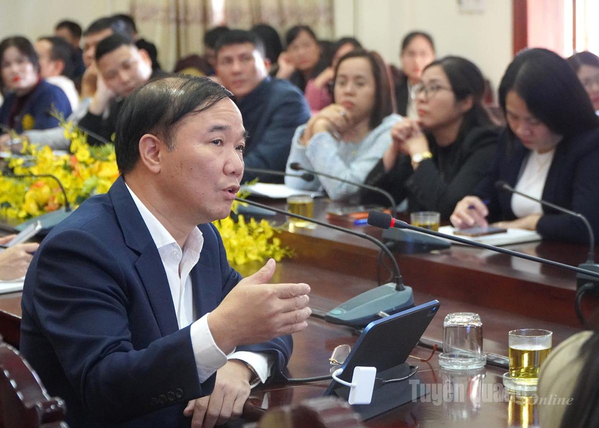 Ông Nguyễn Hữu Thập, Chủ tịch Hiệp hội doanh nghiệp tỉnh trực tiếp tham gia hướng dẫn các chủ doanh nghiệp ứng dụng công nghệ AI vào quản lý và điều hành.