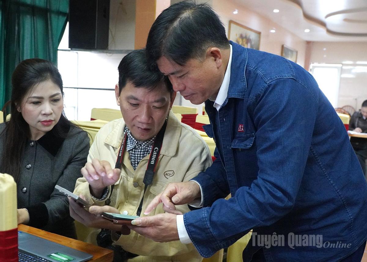 Các chủ thể hợp tác xã hướng dẫn nhau ứng dụng công nghệ AI trong quản lý và điều hành.