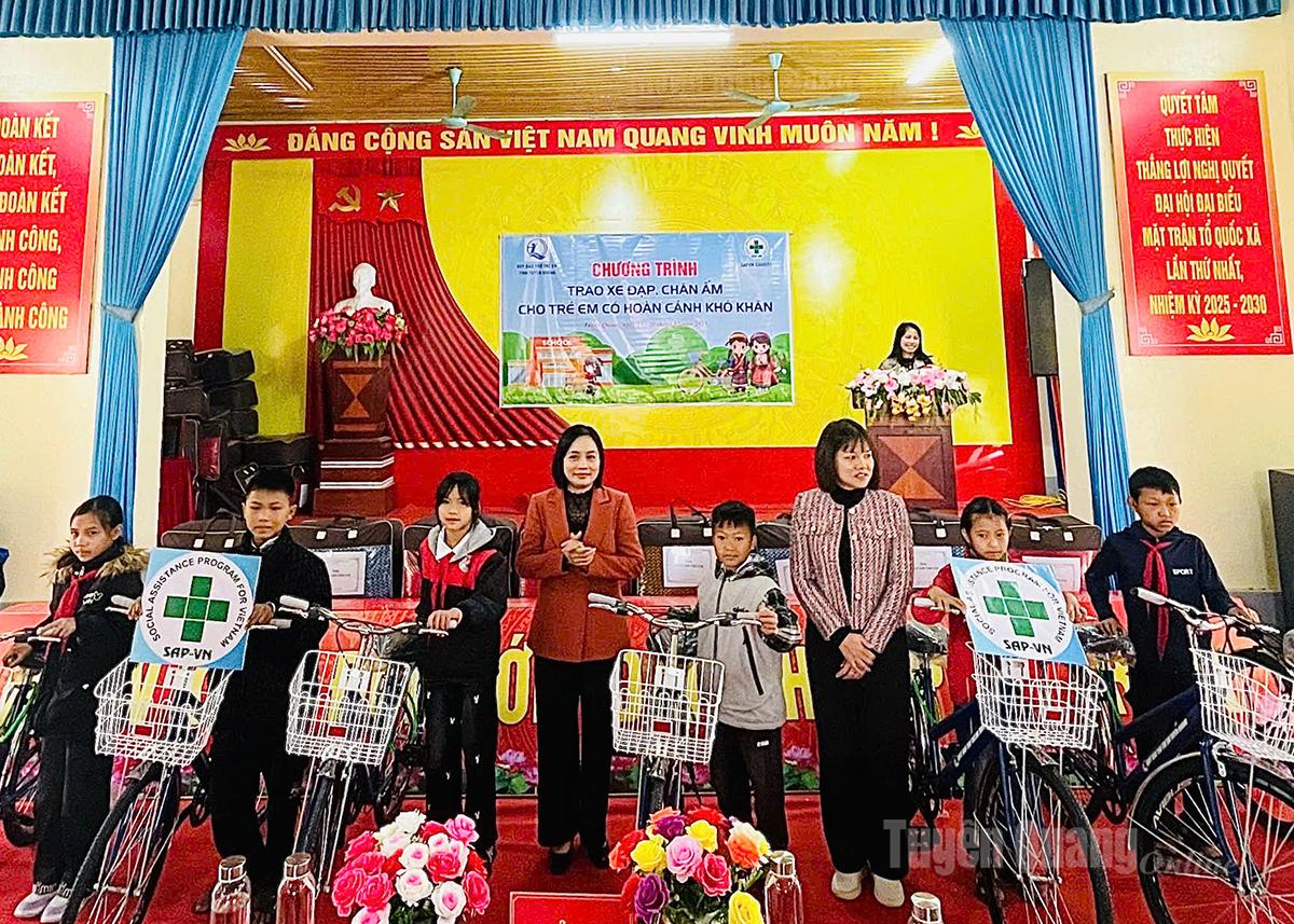 Tổ chức SAP- VN trao tặng xe đạp cho học sinh tại xã Tùng Vài