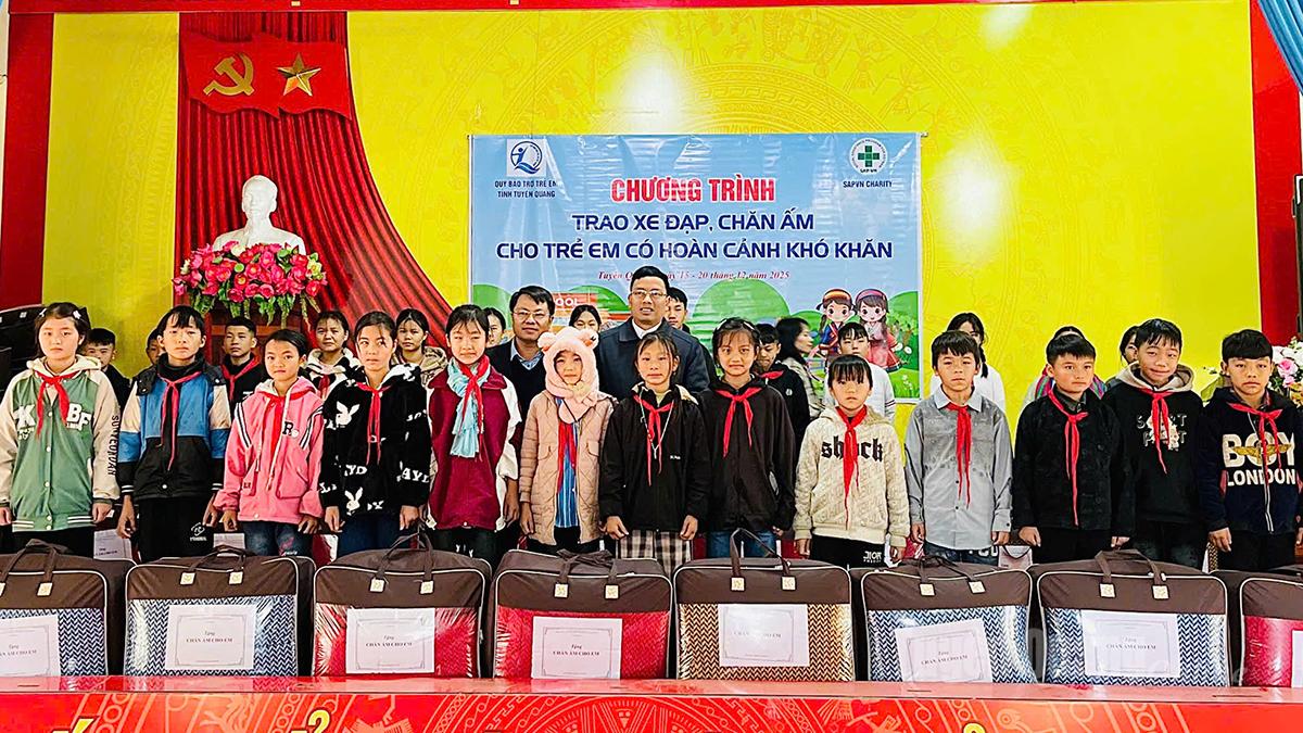 Chương trình trao tặng 50 chiếc chăn ấm cho học sinh tại xã.