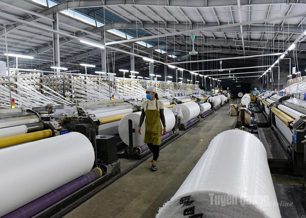 Công ty TNHH Hitarp Việt Nam - Cụm công nghiệp Phúc Ứng đưa công nghệ mới, tự động hóa vào sản xuất vải bạt xuất khẩu.