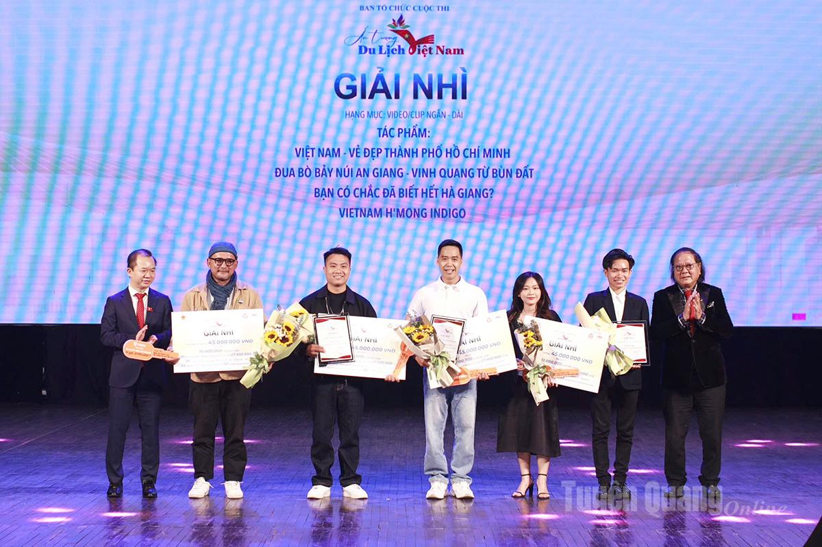 Anh Đào Văn Thuận (thứ 3 từ trái sang) nhận giải thưởng tại Cuộc thi