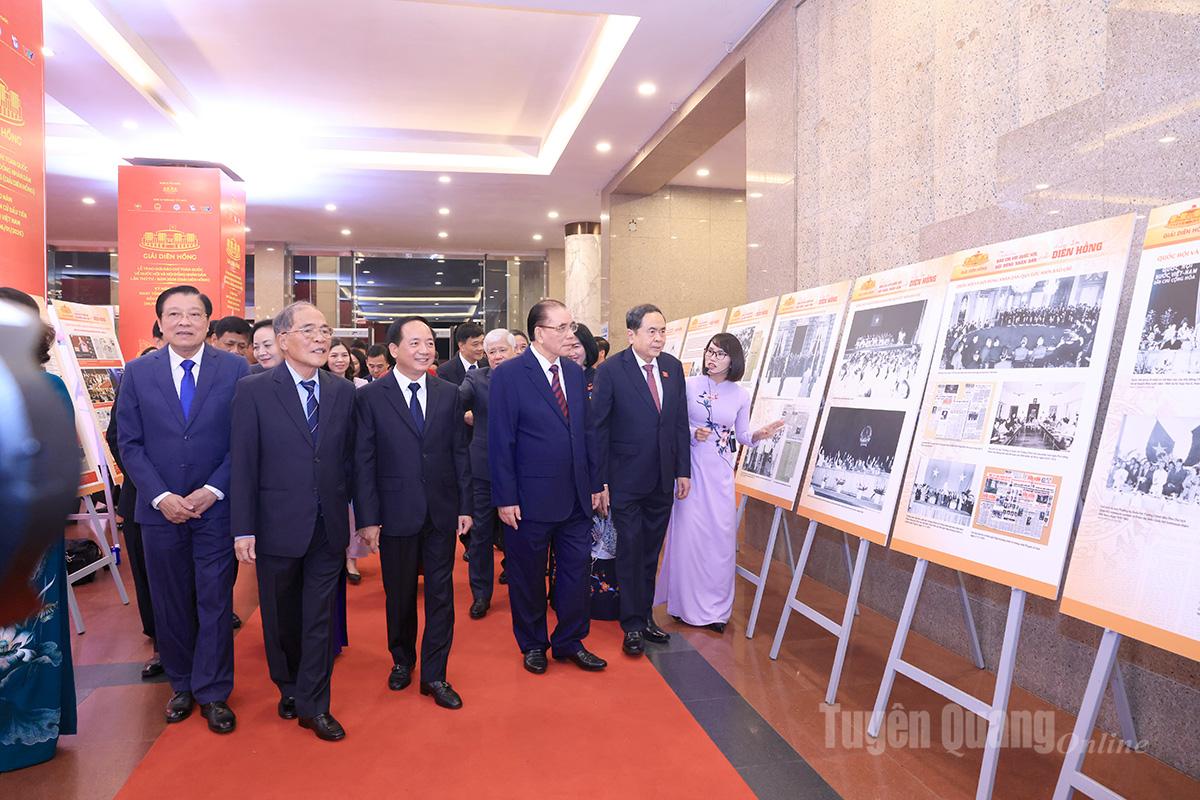 Các đồng chí lãnh đạo Đảng, Quốc hội thăm quan những hình ảnh báo chí viết vế Quốc hội.