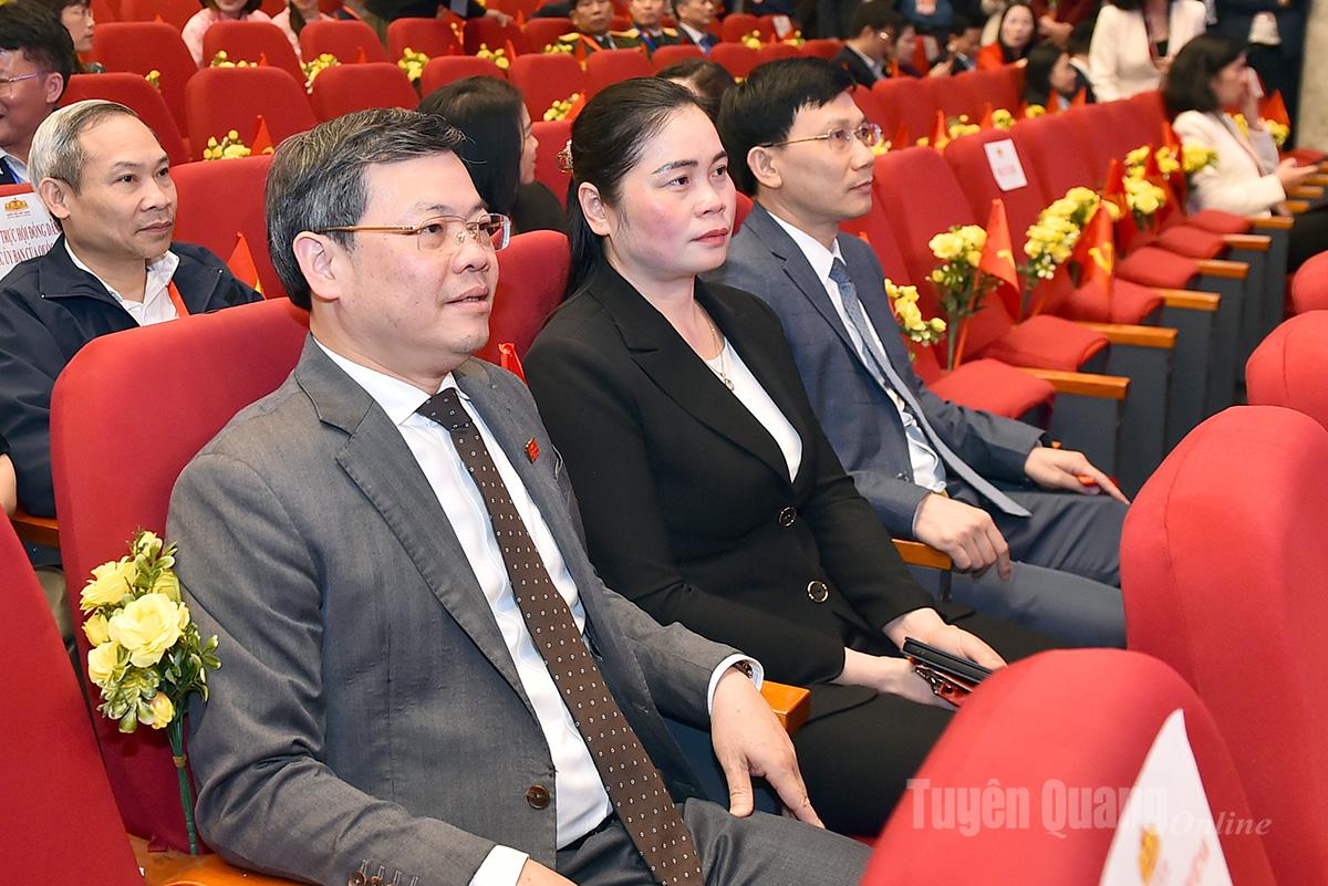 Đồng chí Chủ tịch HĐND tỉnh Nguyễn Văn Sơn và các đại biểu dự lễ trao giải.