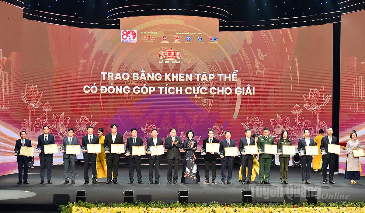 Văn phòng Quốc hội và HĐND tỉnh cùng nhận Bằng khen của Văn phòng Quốc hội.