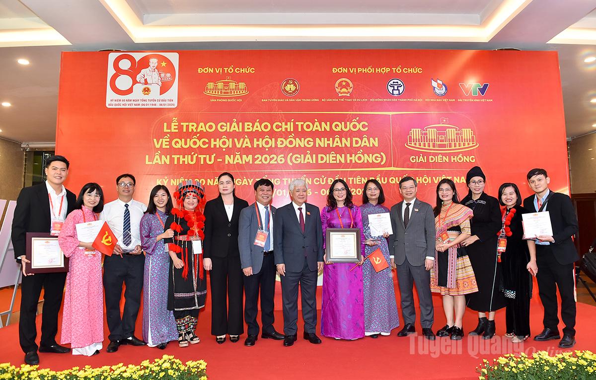 Đồng chí Phó Chủ tịch Thường trực Quôc hội Đỗ Văn Chiến chụp ảnh lưu niệm cùng các đồng chí lãnh đạo tỉnh và các tác giải đoạt giải.