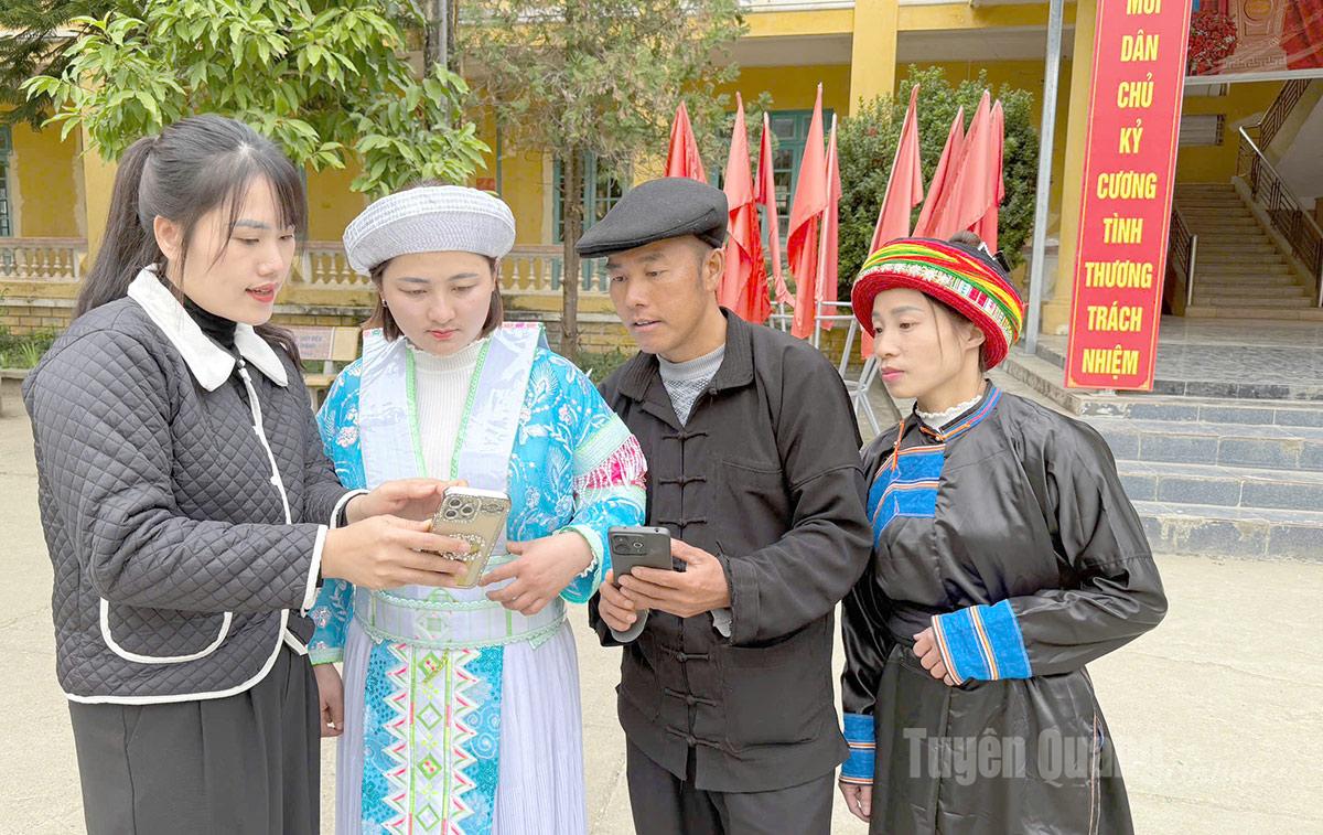  Người dân xã Hồng Thái được hướng dẫn sử dụng các ứng dụng và tìm kiếm thông tin trên điện thoại thông minh.