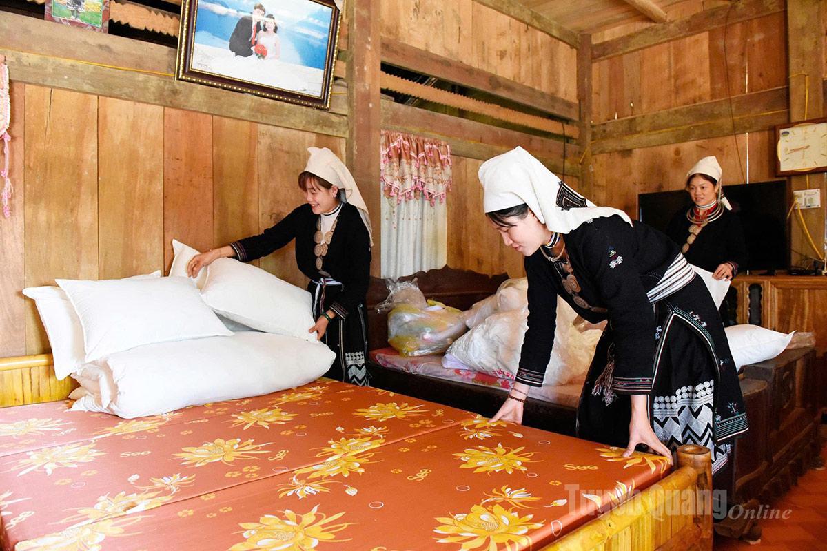 Người dân xã Hồng Thái phát triển du lịch cộng đồng nhờ vào quảng bá hình ảnh trên các nền tảng mạng xã hội.