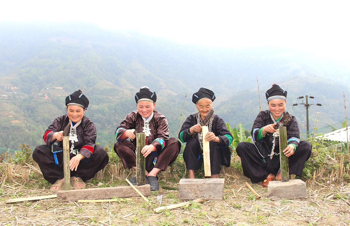 Amidst the poetic mountain landscape, Nung women of Coc Mui Ha Hamlet (Thang Tin Commune), work together splitting bamboo and preparing materials to make traditional incense.