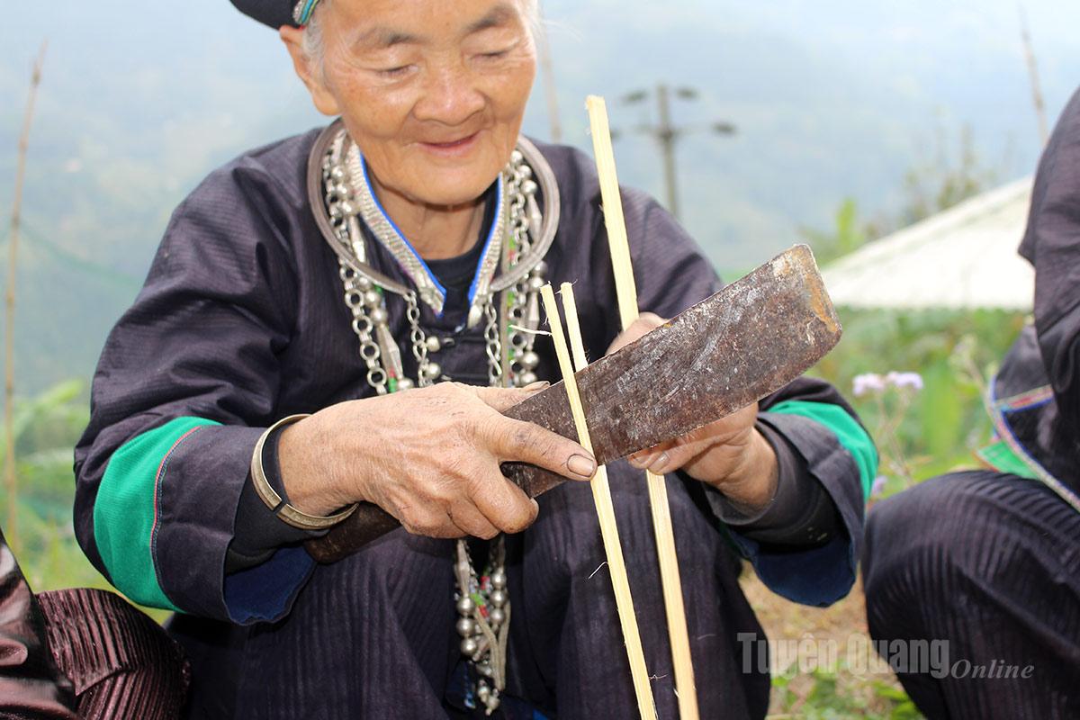 To make incense, ‘mai’ bamboo, after being brought back, is cut into sections about 40 centimeters long and then split into thin incense sticks. The bamboo must be around one year old – not too mature and not too young.