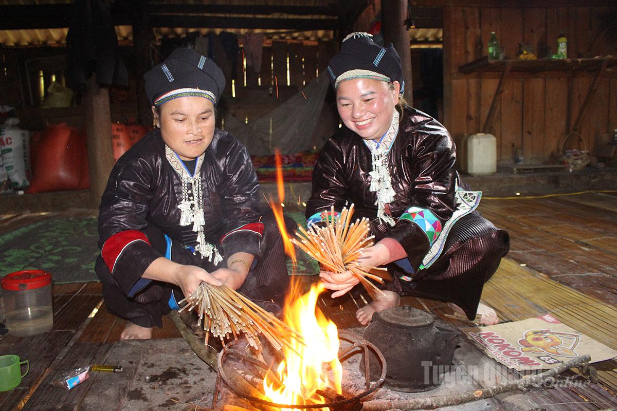 After splitting, the evenly shaped sticks are briefly passed over a fire to remove fine bamboo fibers, ensuring smoothness before proceeding to the next stages.