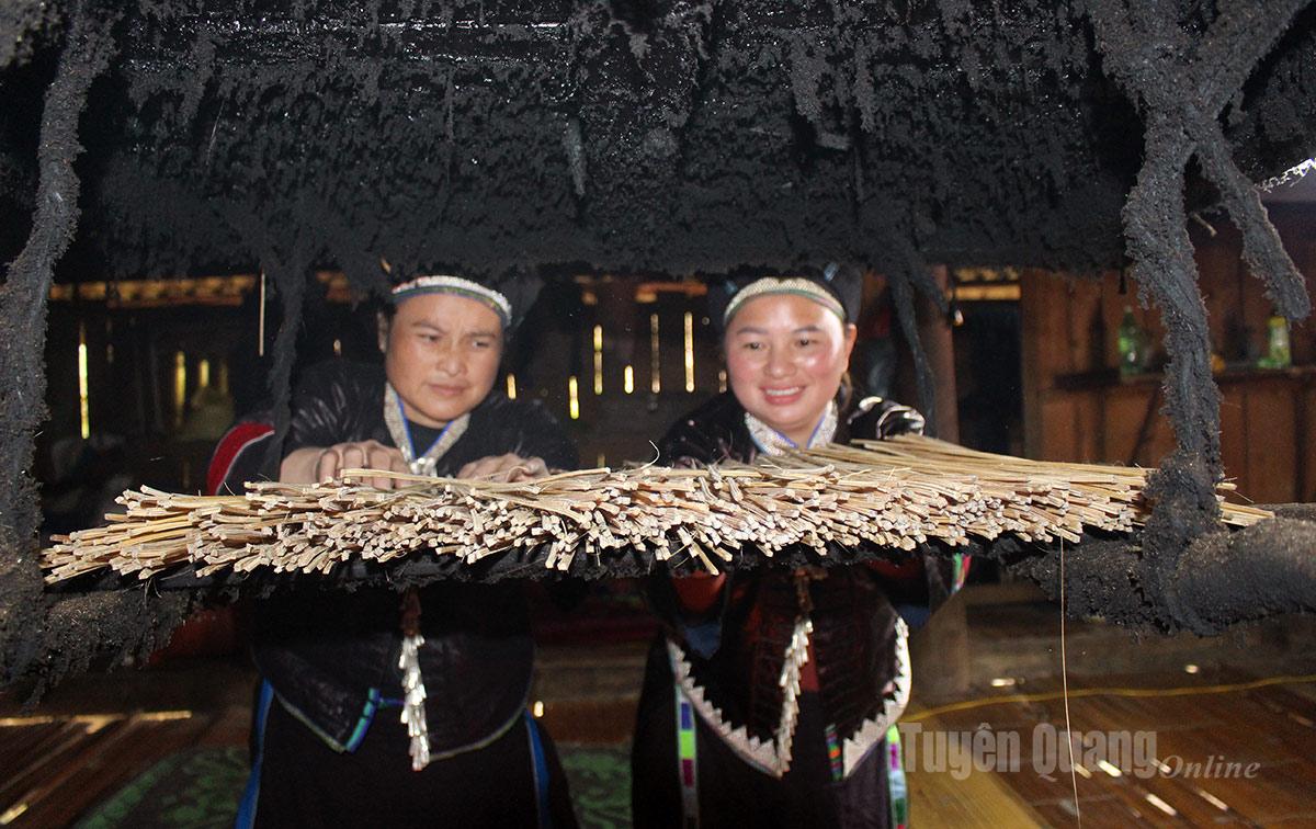 The incense sticks are usually sun-dried outdoors or hung above kitchen stoves to dry evenly, maintain durability, and create a natural fragrance before incense rolling.