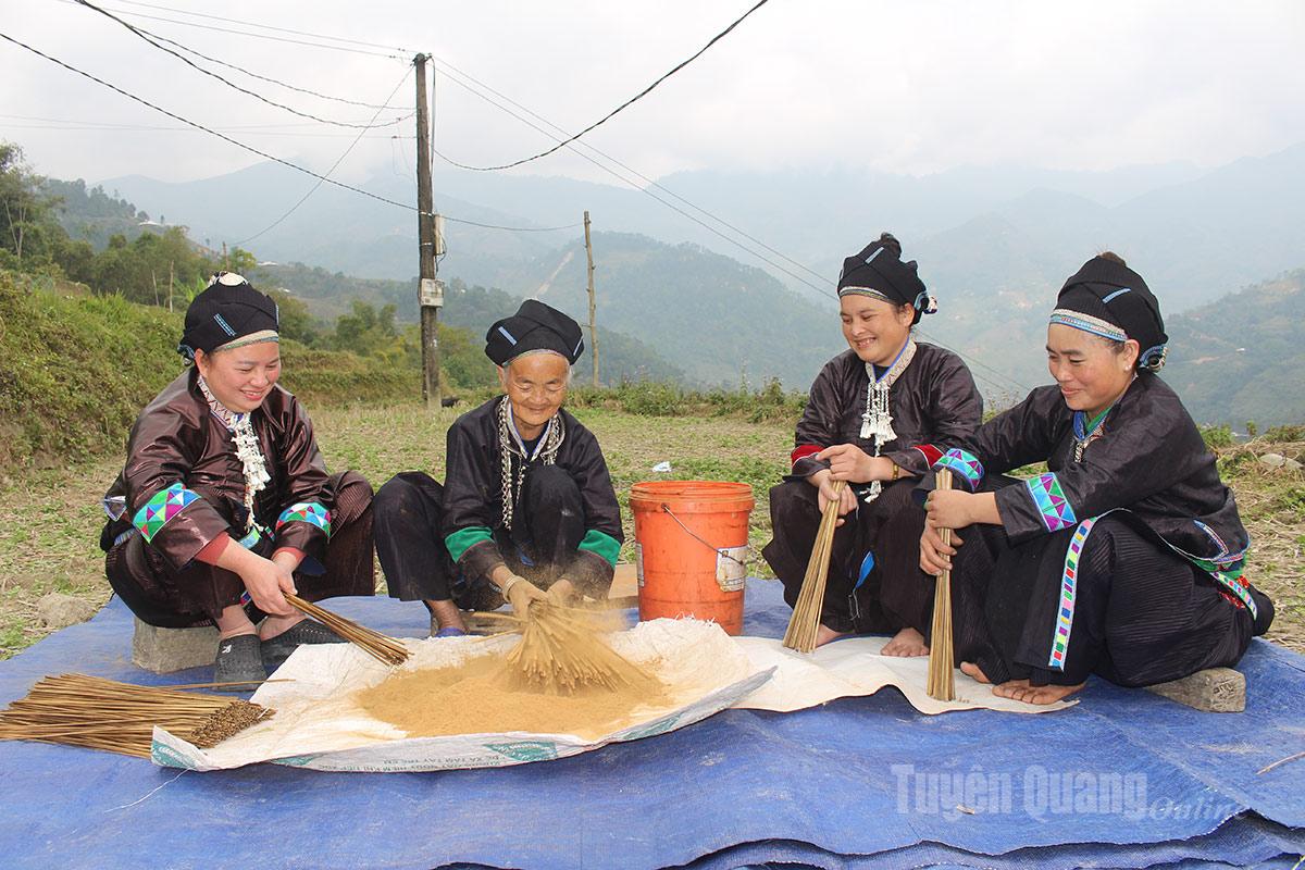 On a tarpaulin spread across the mountainside, Nung women gather to mix powder and roll incense with well-practiced hands, their labor rhythm slow yet persistent, preserving the traditional incense craft through generations.