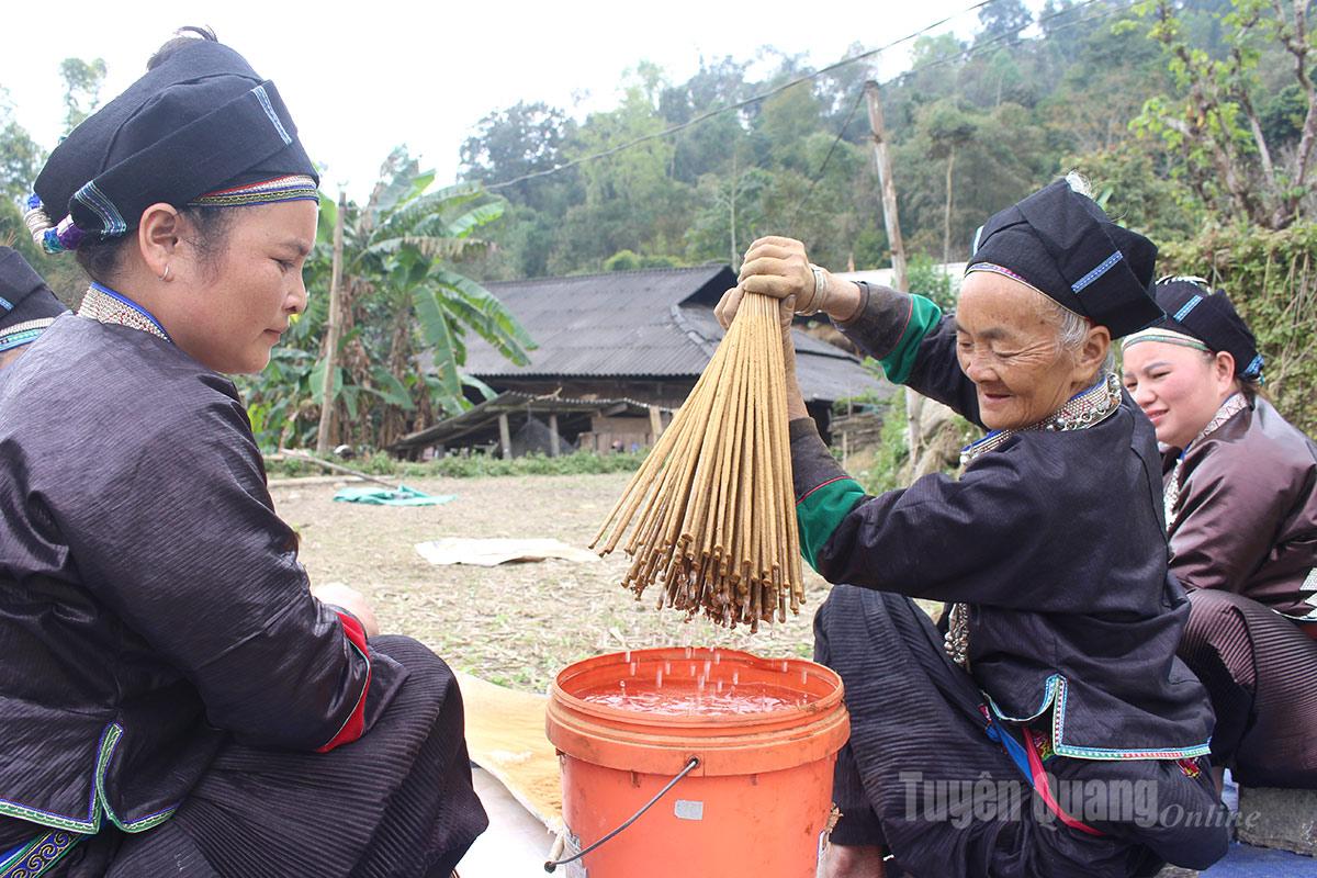 During rolling, the incense maker dips the bamboo stick into a bucket of water, then rolls it back and forth over the prepared dry powder layer, quickly dips it into water again, and continues rolling repeatedly until the incense stick meets the required standard.