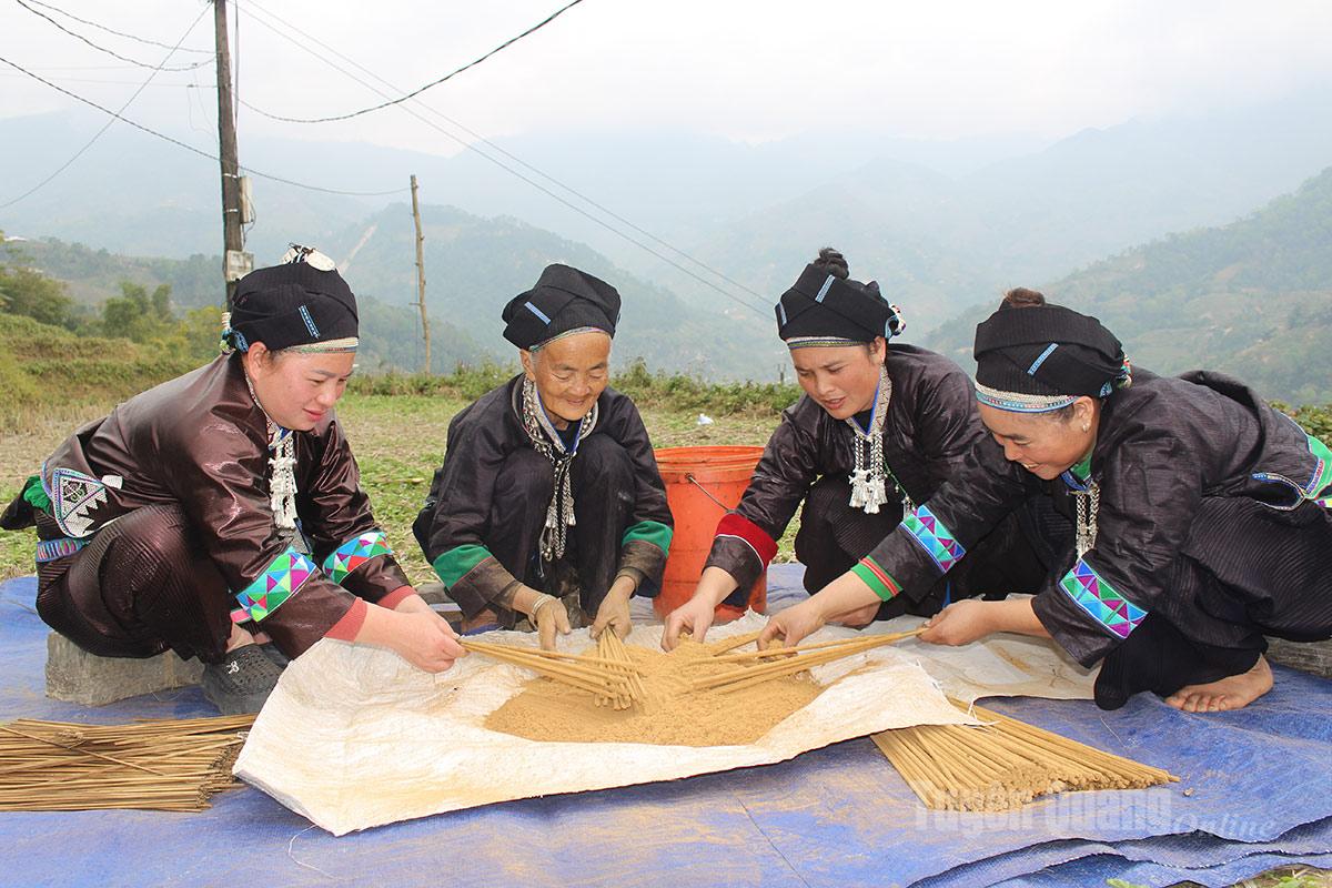 With the belief that incense making not only provides income but also carries meaningful traditional and spiritual values, Mrs. Sin Thi Seo is willing to pass on the craft to anyone interested in learning.