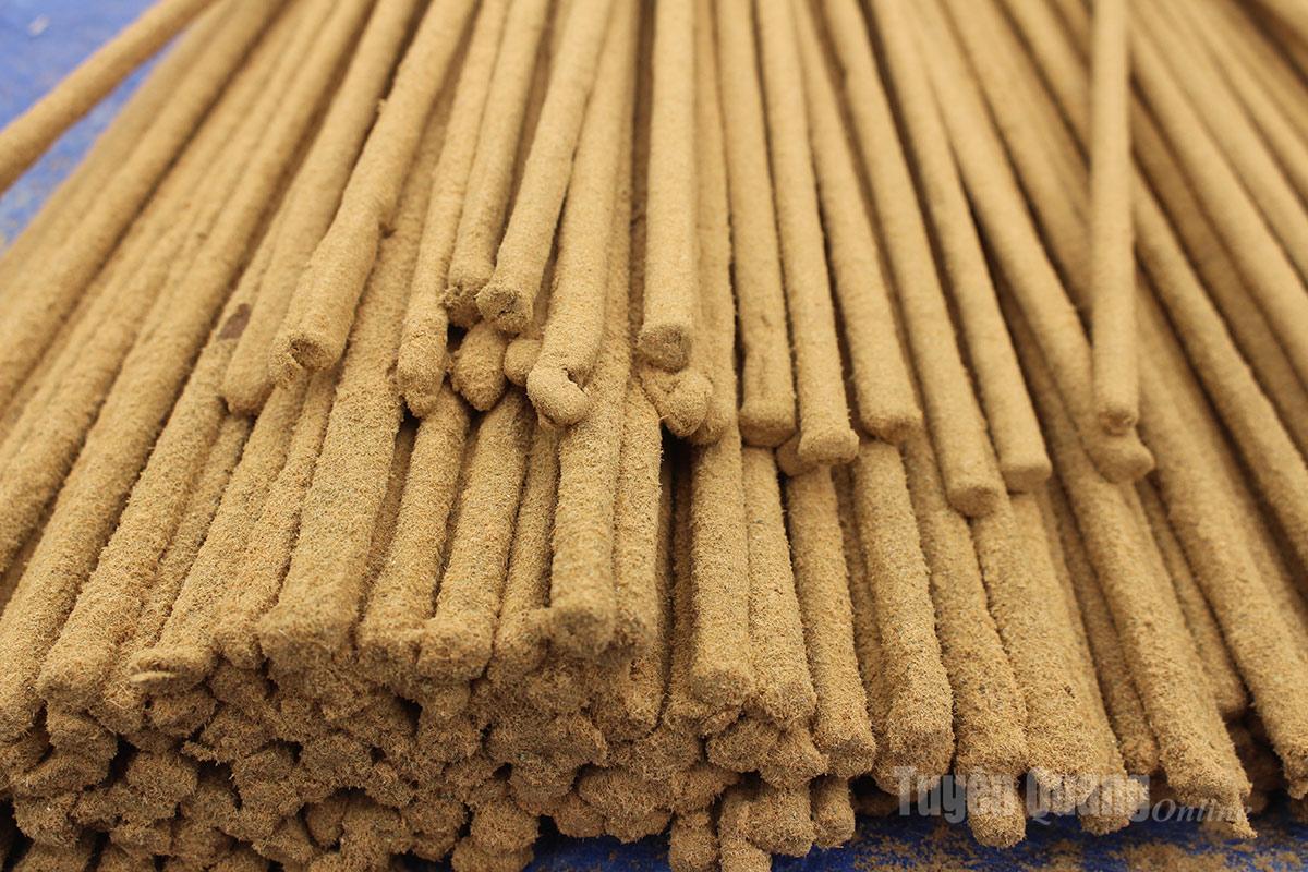 Nung incense is well known for its natural fragrance, ease of lighting, and long preservation time. It is considered a handicraft because the entire process involves no machinery or supporting tools, from mixing powder to rolling incense.