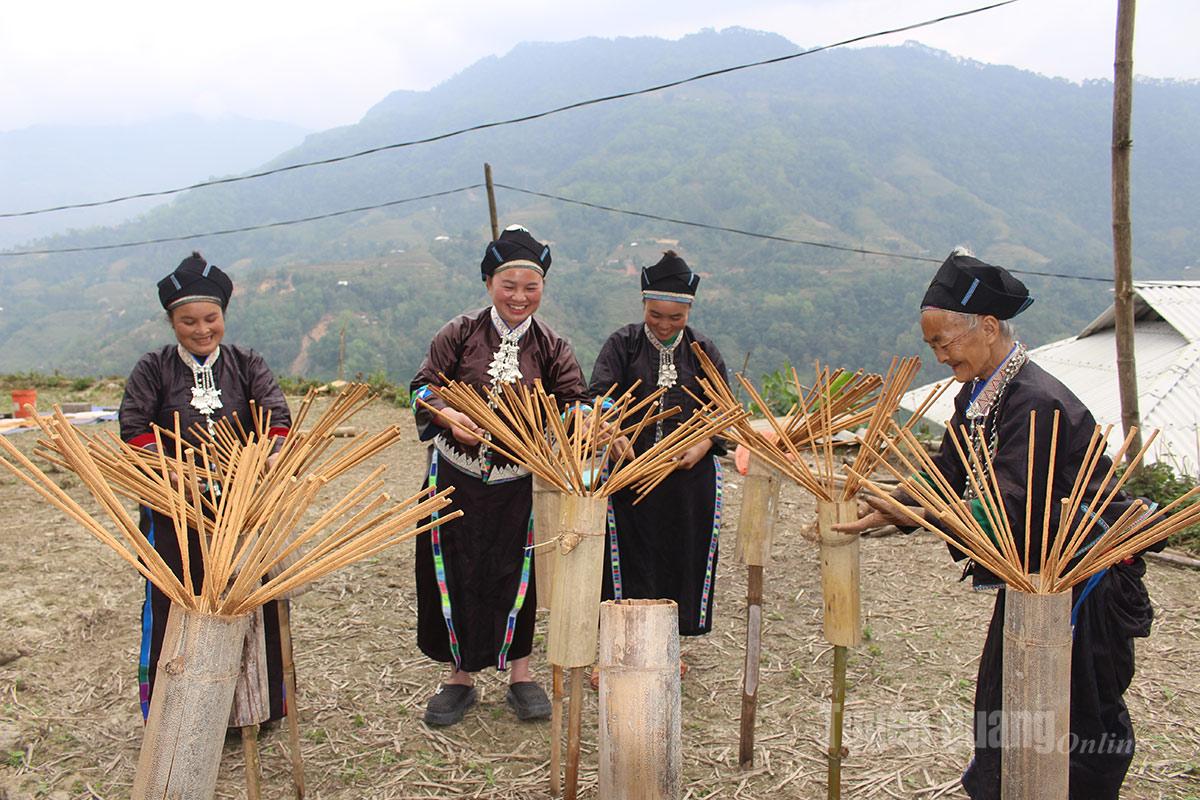 Finished incense sticks are placed upright in round bamboo tubes or laid out in dry fields that local people make use of for drying.