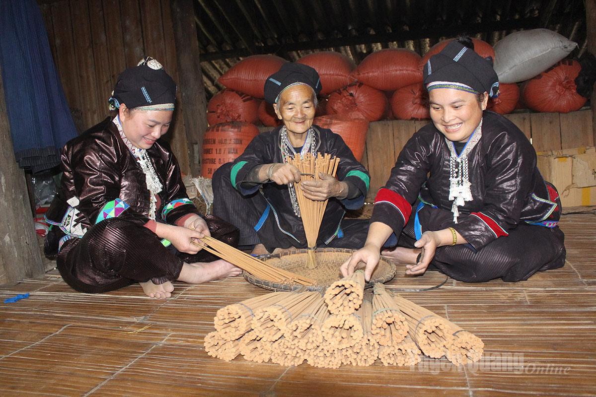 Inside warm stilt houses, generations of Nung women in Thang Tin gather to bundle dried incense sticks, quietly passing down the traditional craft through each simple stick of incense.